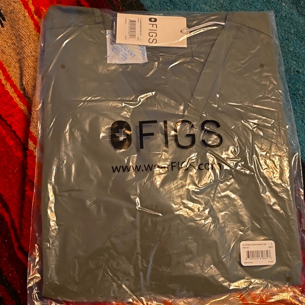 NWT Figs Casma 3 Pocket Top